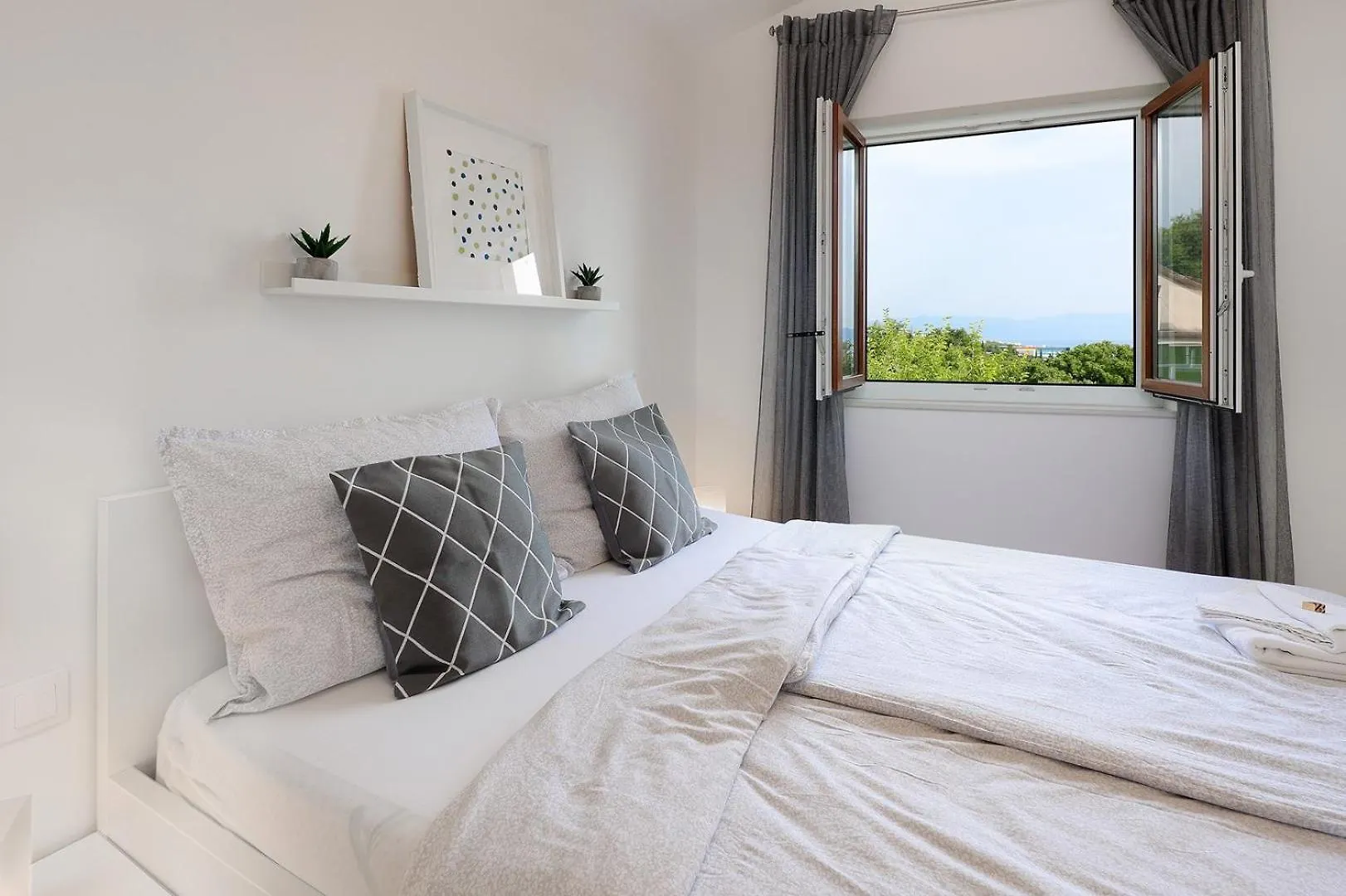 Guest house Apartments With Sea View Dramalj Croatia