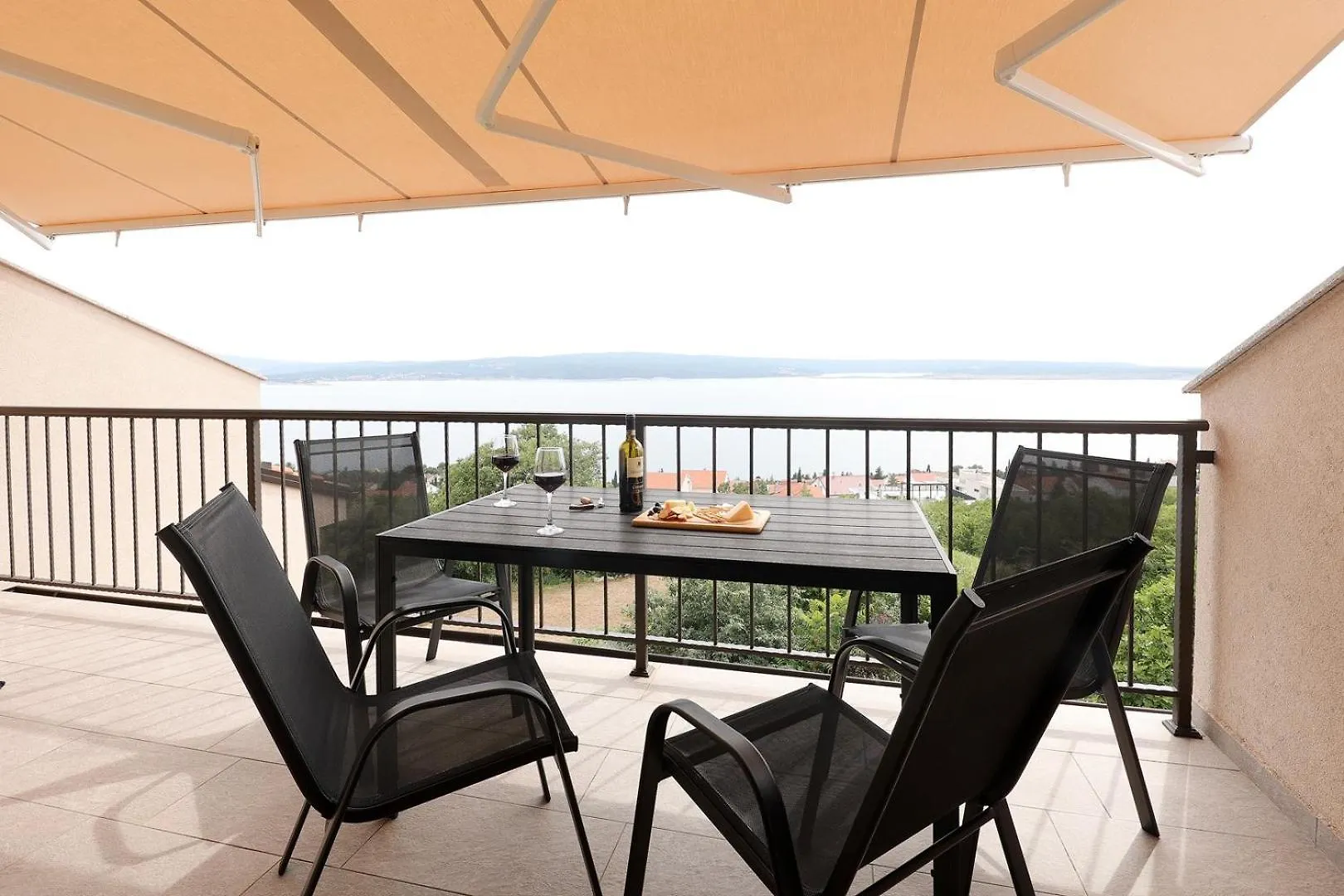 Apartments With Sea View Dramalj Guest house
