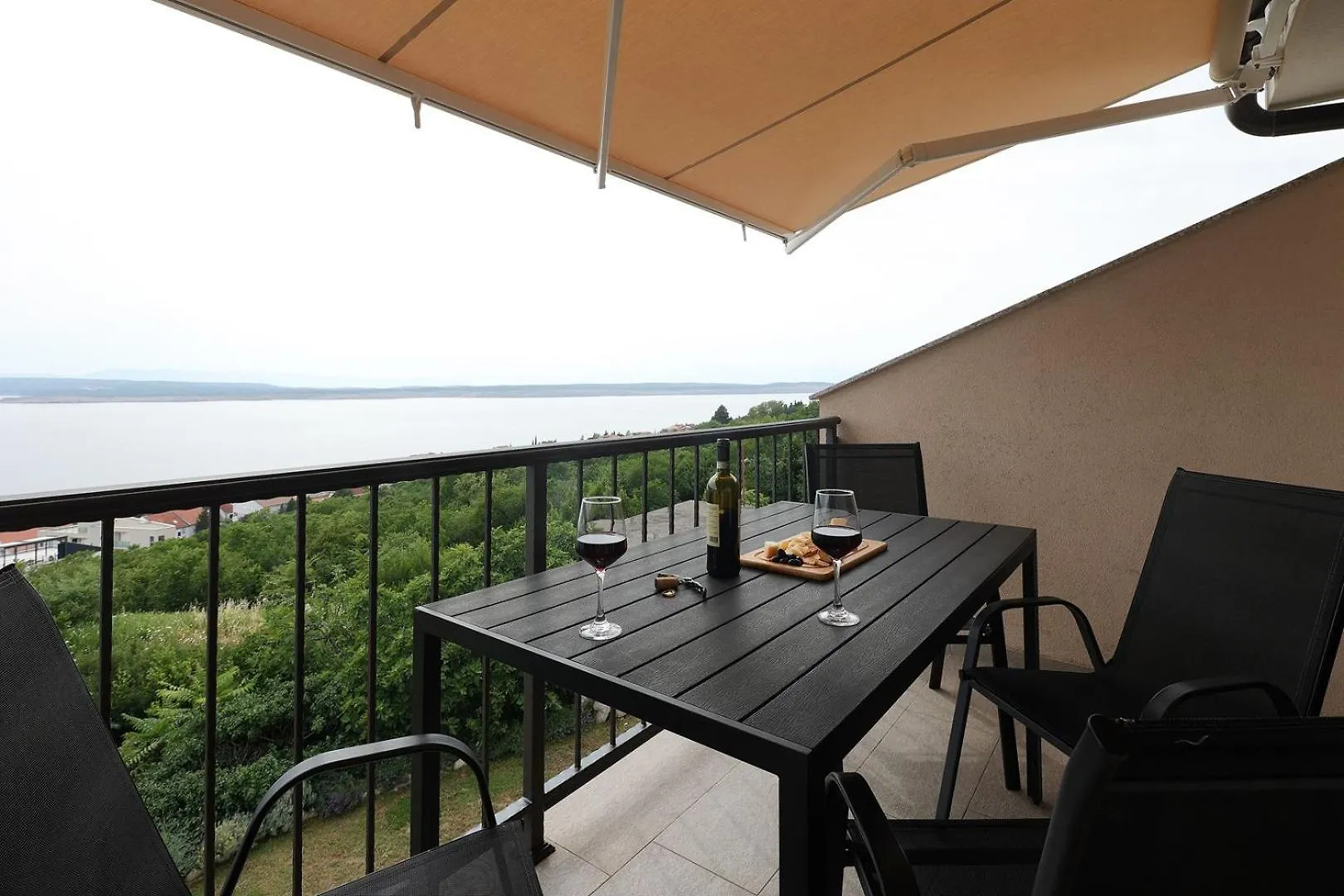 Guest house Apartments With Sea View Dramalj