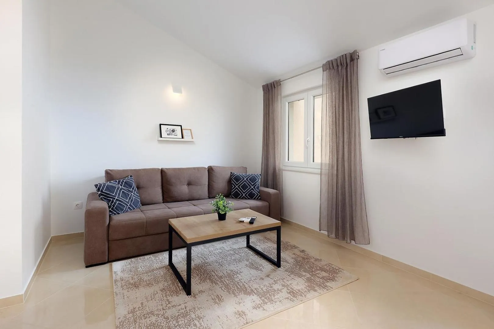 Guest house Apartments With Sea View Dramalj