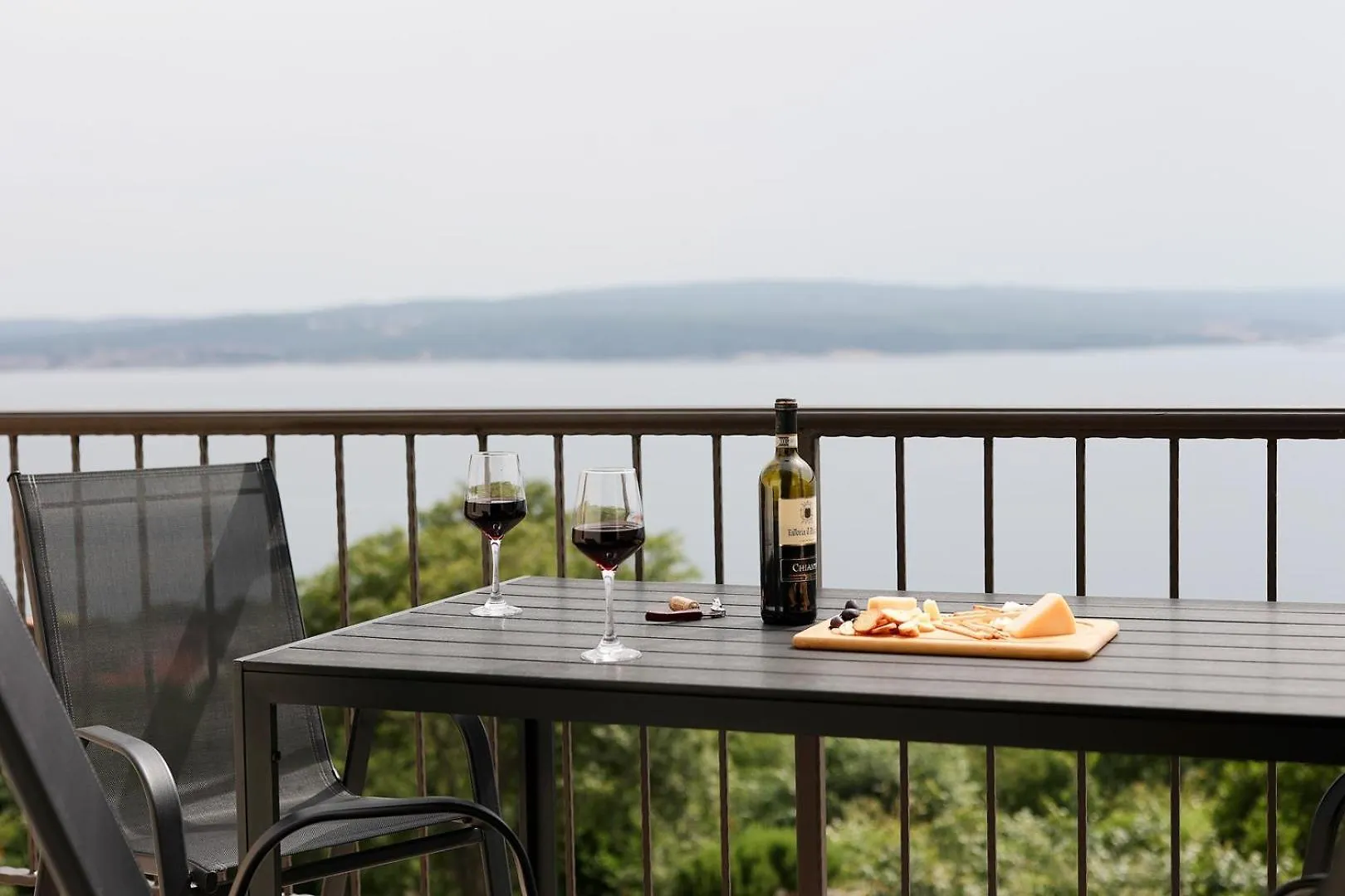 Apartments With Sea View Dramalj Guest house