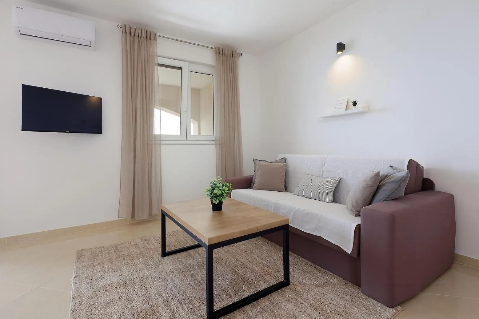 Guest house Apartments With Sea View Dramalj