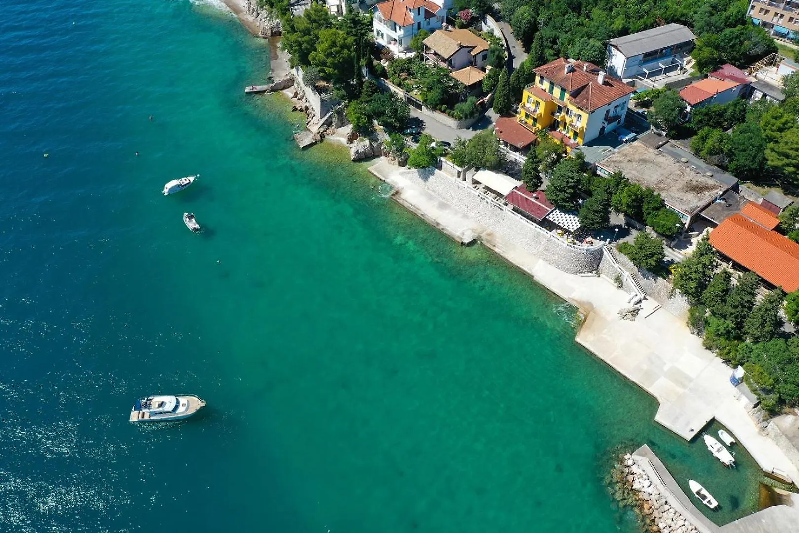 Guest house Apartments With Sea View Dramalj