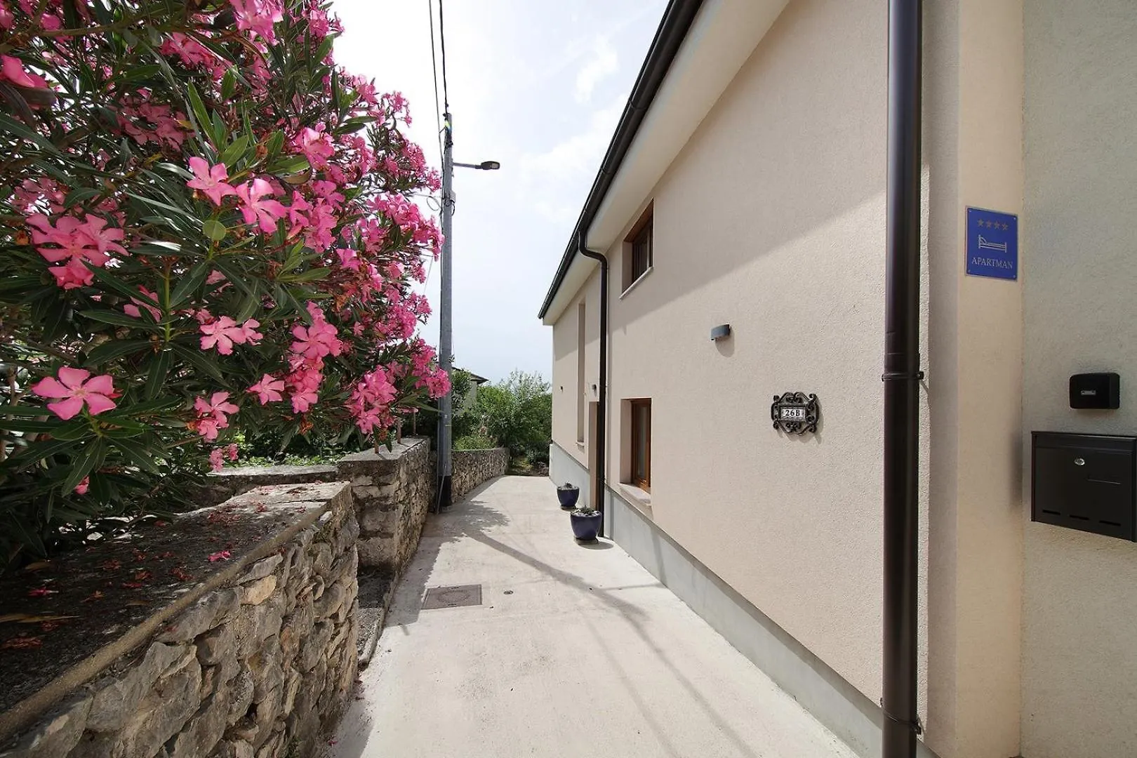 Apartments With Sea View Dramalj Guest house