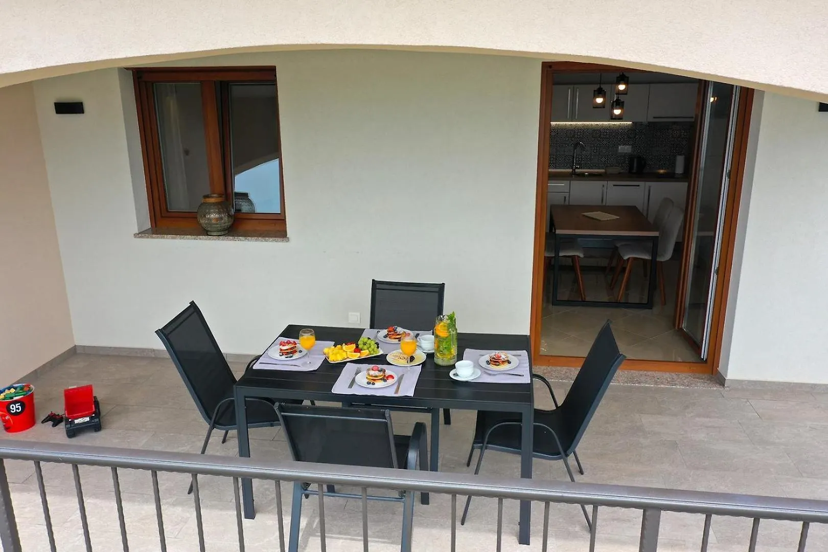 Apartments With Sea View Dramalj Guest house